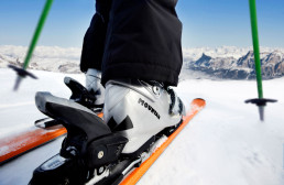 Polyamid PA66 / PA12. Personalisierung von Zahnr&auml;dern, Halterungen, Klemmen und mechanischen B&uuml;geln, Skibindungen, Kabelbindern, Scharnieren, Teilen f&uuml;r Elektrowerkzeuge, Befestigungselementen und industriellen Kleinteilen.