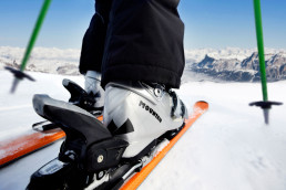 Polyamid PA66 / PA12. Personalisierung von Zahnrädern, Halterungen, Klemmen und mechanischen Bügeln, Skibindungen, Kabelbindern, Scharnieren, Teilen für Elektrowerkzeuge, Befestigungselementen und industriellen Kleinteilen.