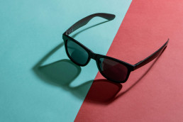 Polycarbonat. Personalisierung von Brillen, Sonnenbrillen, Schutzvisieren, Lampen und transparenten Kuppeln, Bildschirmen und technischen Displays